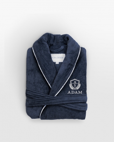 Blød marineblå badekåbe med unikt broderet design, ideel til afslapning derhjemme.