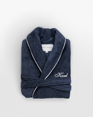Luksuriøs marineblå badekåbe med personligt broderi, perfekt til eksklusiv komfort og elegance.