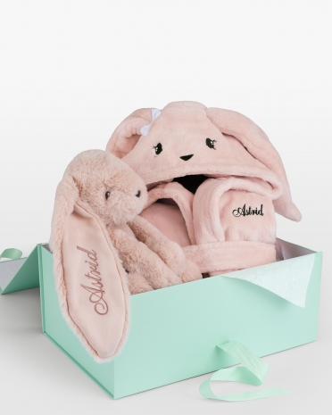 Gavesæt med morgenkåbe og krammedyr med broderet navn