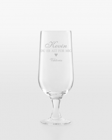 Graveret ølglas med navn, hilsen og et dekorativt hjerte