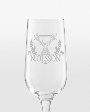 Ølglas med graveret hjortmotiv, navn og årstal