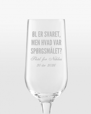 Ølglas med graveret navn og citat