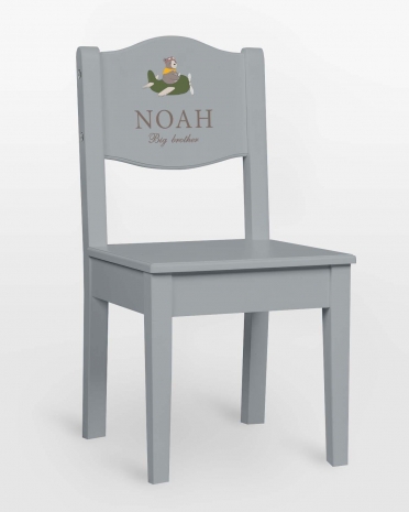 Blå højstol med bjørn, der flyver, navn og valgfri tekst