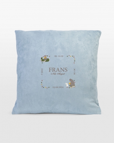 Blåt pudebetræk med navn, vægt, længde og dato