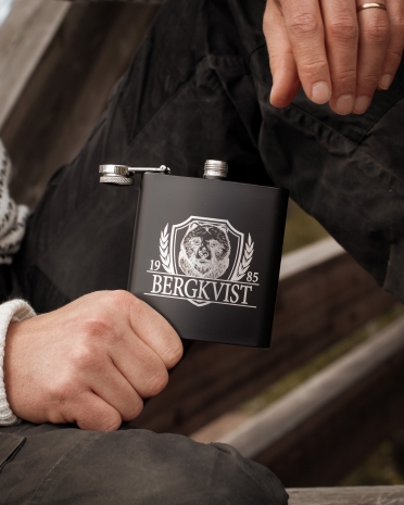 Lommeflasken med personlig gravering, en personlig gave til jægeren