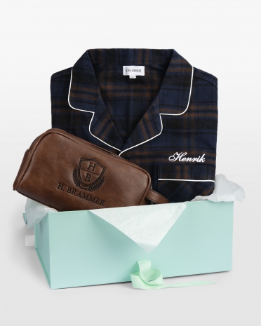Gavesæt med broderet pyjamas og necessaire i brun