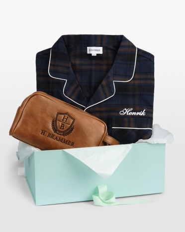 Gavesæt med broderet pyjamas og necessaire