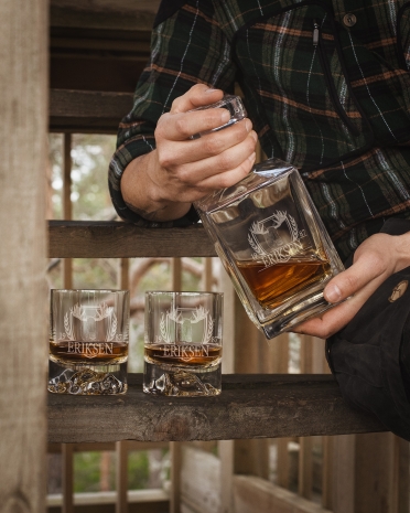 Sæt med whiskyglas og karaffel med navn