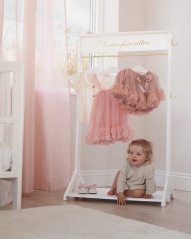 Hvid tøjstativ med navn, en personlig indretningsdetalje til børneværelset