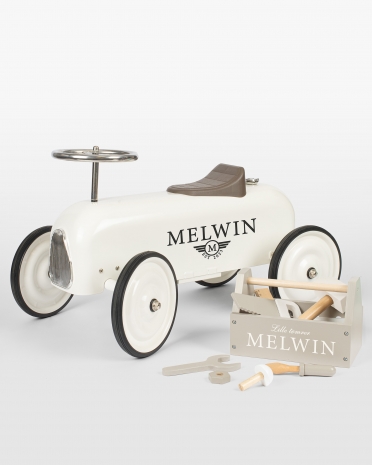 Gåvogn, værktøjskasse og bamse med navn