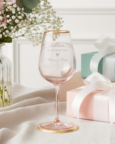 Vinglas med bordskåner og personlig gravering til Mors Dag