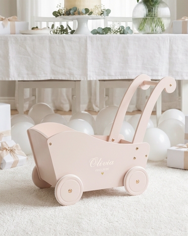 Gave til navngivning med en lyserød dukkevogn med et personligt navn