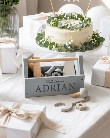 Gave til navngivning med værktøjskasse i blå med personlig tekst