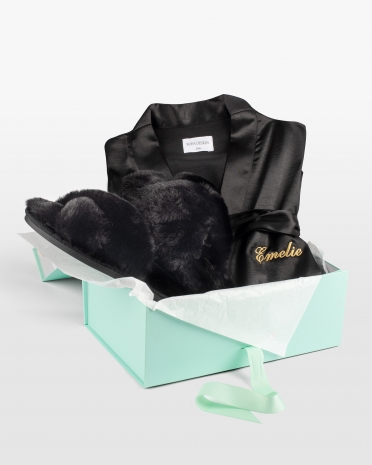 Morgenkåbe i satin, broderet med navn og sorte tøfler i gaveæske