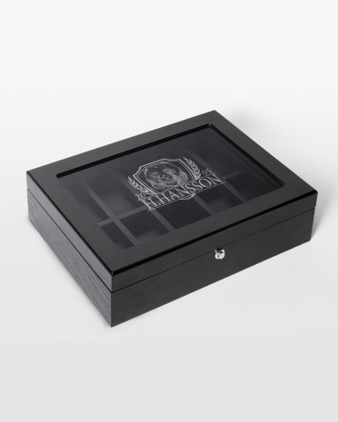 Sort uræske med navn og dyremotiv