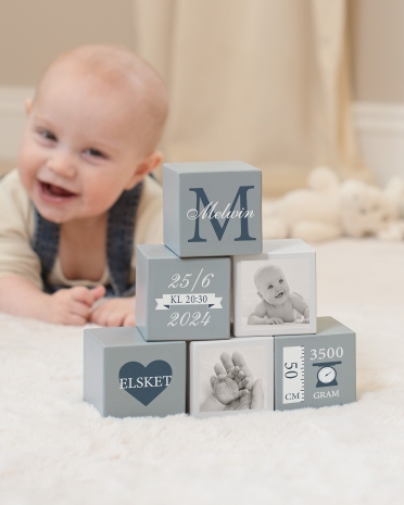 legetøjsklodser med navn, billede og fødselsoplysninger