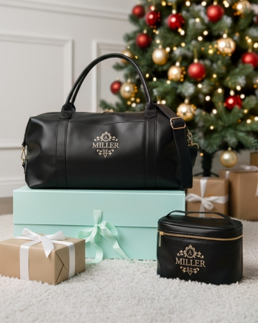 Weekendtaske og beauty bag i sort PU-læder med personligt guldbroderi.