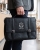 Sort skuldertaske med personligt broderi