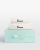 Cremefarvet håndklædesæt (50x70, 70x140) med personligt sort broderi, perfekt til moderne elegance og komfort.