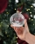 Julekugle i glas med navn og motiv af en gyngehest