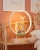 Natlampe, der graveres med barnets nav