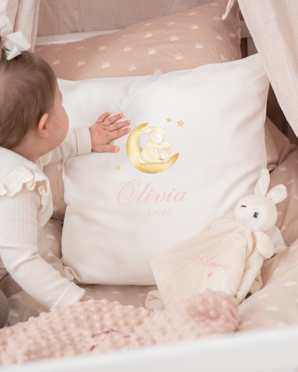Sødt pudebetræk med kaninmotiv og navn samt fødselsdato