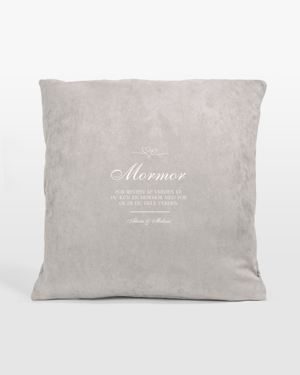 Grå pude med personlig tekst til bedstemor