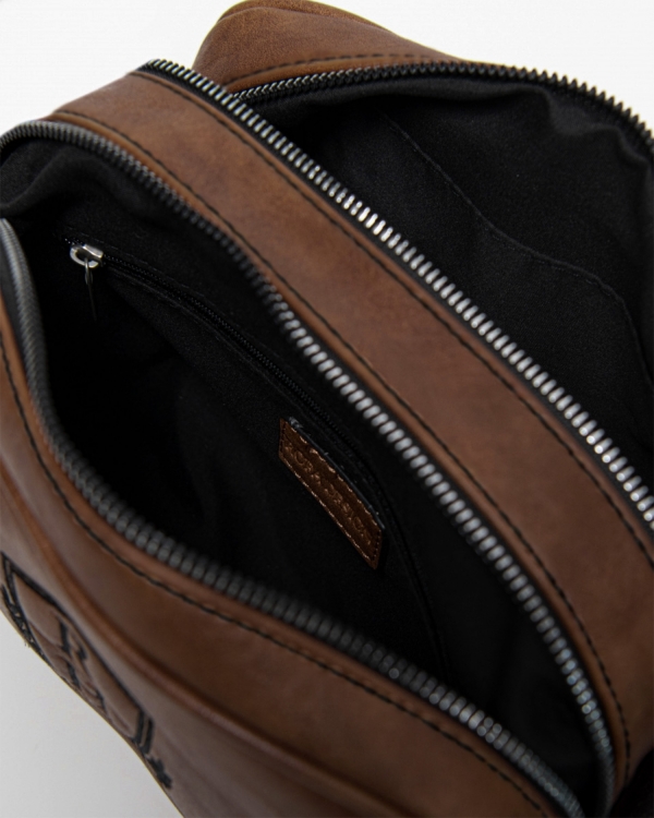 Brun necessaire med flere rum