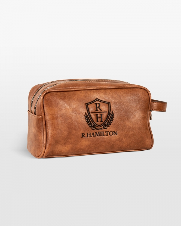 Herrepyjamas & toilettaske med navn, marineblå/cognac