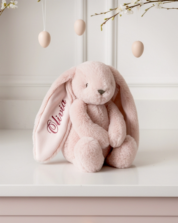 Lyserødt tøjdyr med navn til påskegave