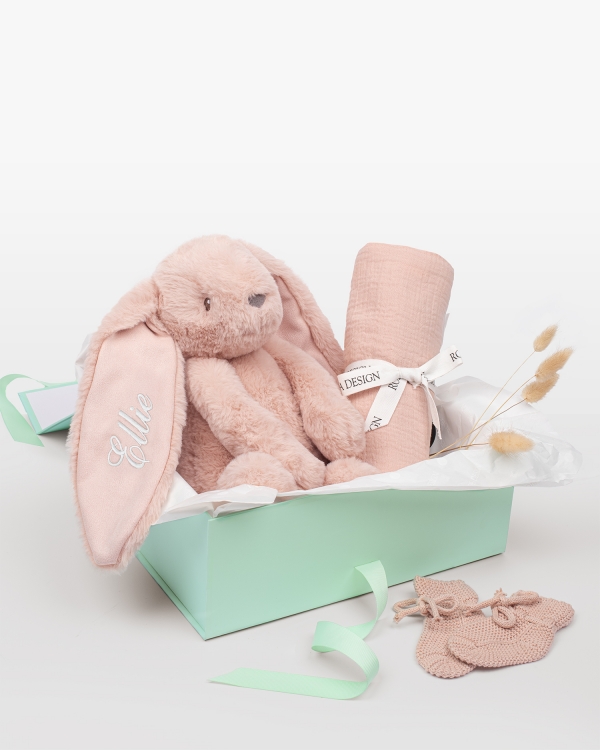Sæt med krammekanin med navn, tæppe i musselin og strikkede tøfler til den nyfødte