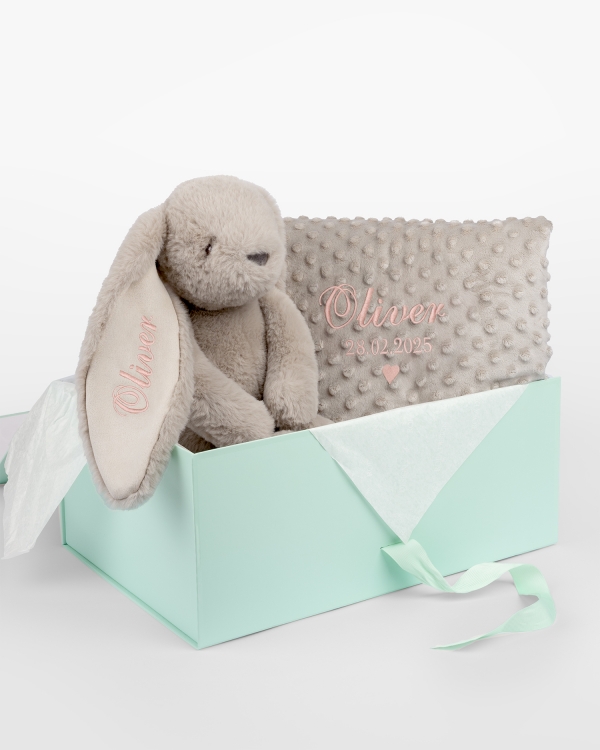 Gavesæt med krammedyr og baby tæppe, som broderes med navn.