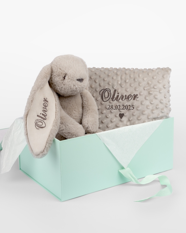 Gavesæt med krammedyr og baby tæppe, som broderes med navn.