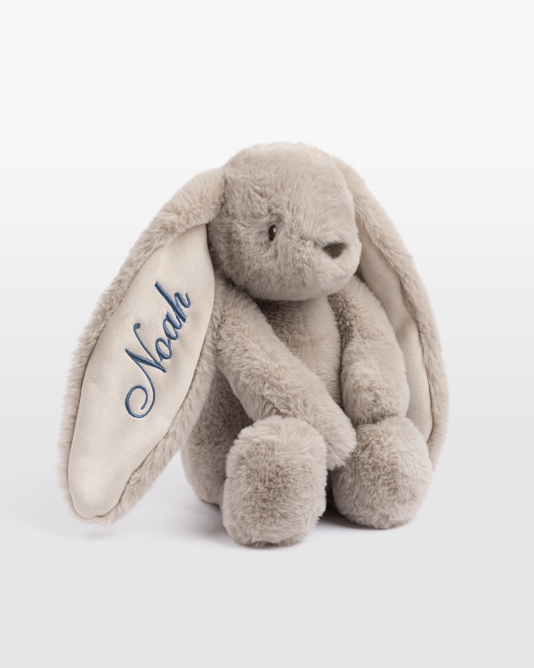 Sandfarvet kanin med navn i blå brodering