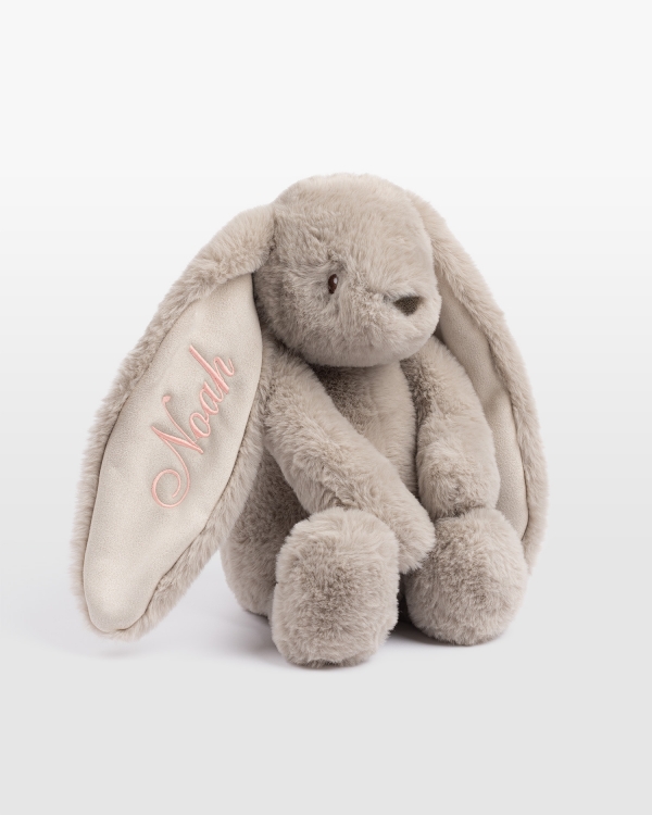 Sandfarvet kanin med navn i rosa brodering