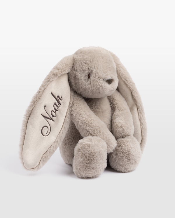 Krammedyr formet som en kanin som broderes med barnets navn i det lange øre