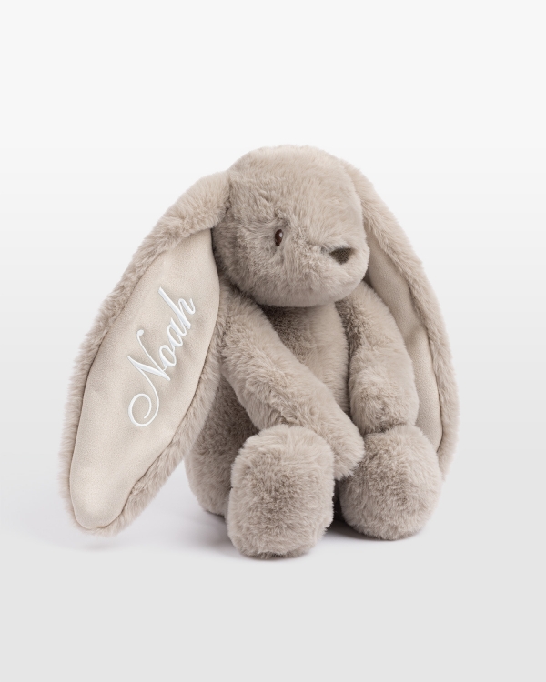 Sandfarvet kanin med navn i hvid brodering