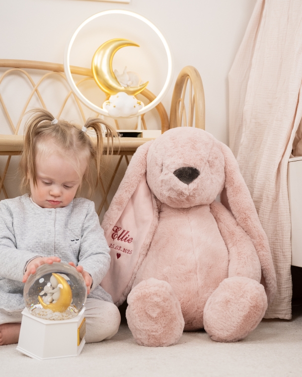 Lyserød stor kanin med broderi