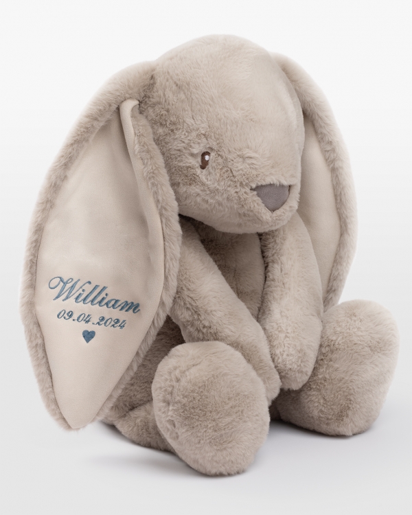 Sandfarvet stor kælekanin med personligt blåt broderi i øret.