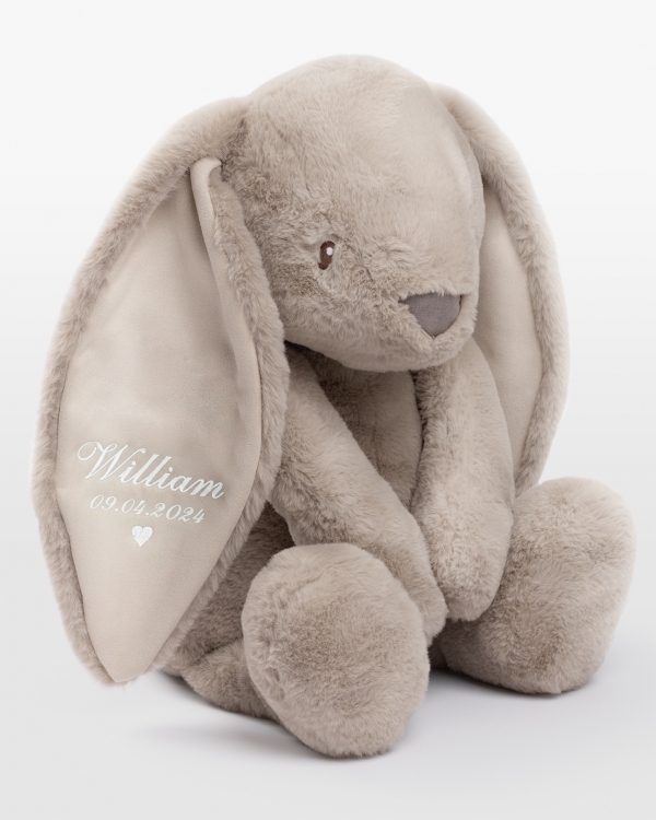 Sandfarvet stor kælekanin med personligt hvidt broderi i øret.