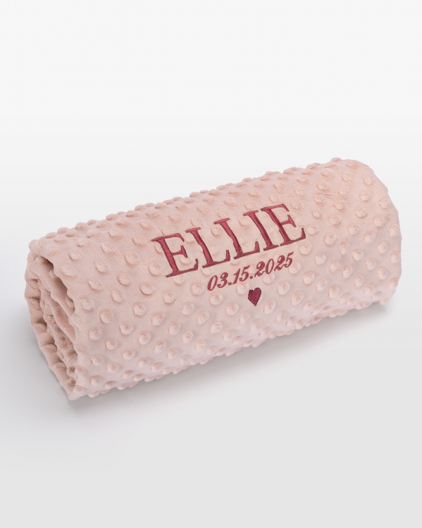Rosa babypledd med personligt pink navnebroderi, perfekt til sød hyggekomfort og unik design til din lille.