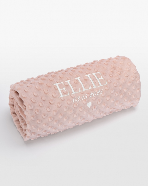 Lyserød babytæppe med navn i hvid brodering