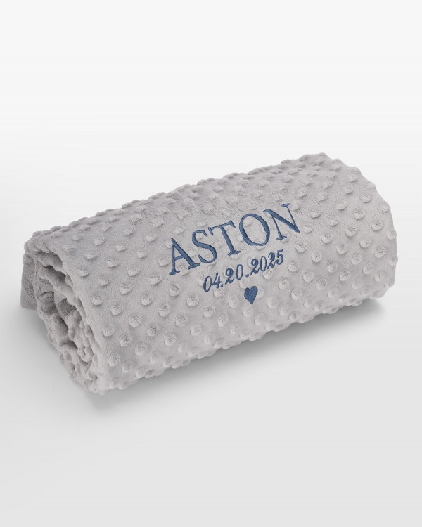 Gråt babyfilt med blåt navnebroderi