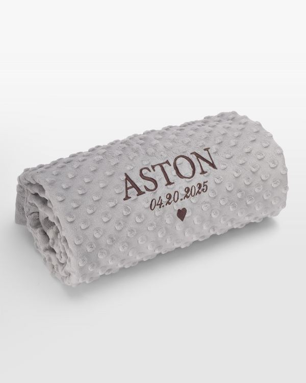 Gråt babytæppe med navn i brun brodering