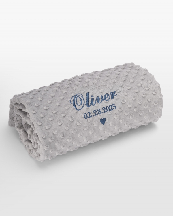 Grå babypledd med personligt hvidt navnebroderi, perfekt til hyggelig komfort og unik design til din lille.
