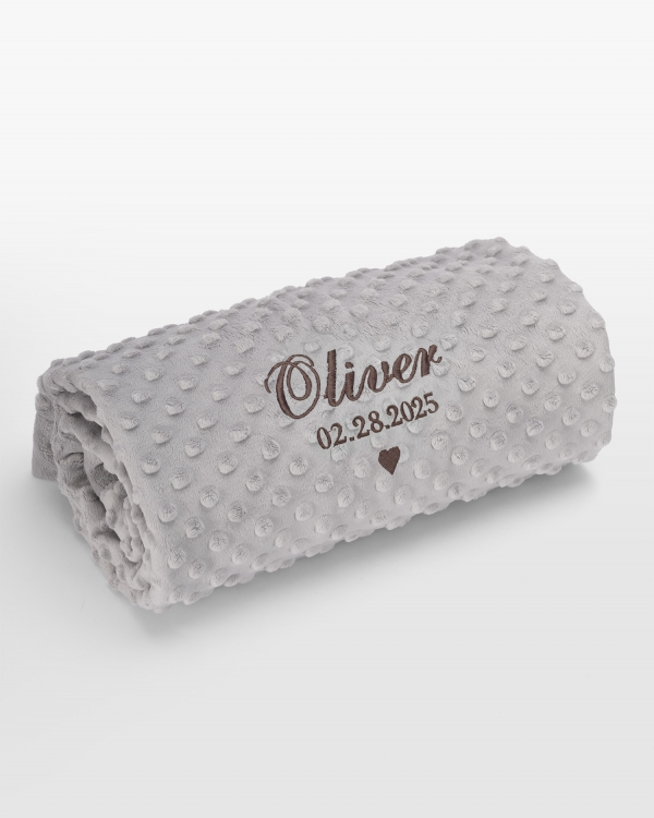 Gråt babytæppe med navn i brun brodering