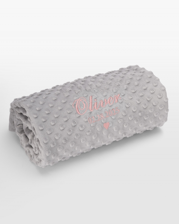 Gråt babytæppe med navn i rosa brodering