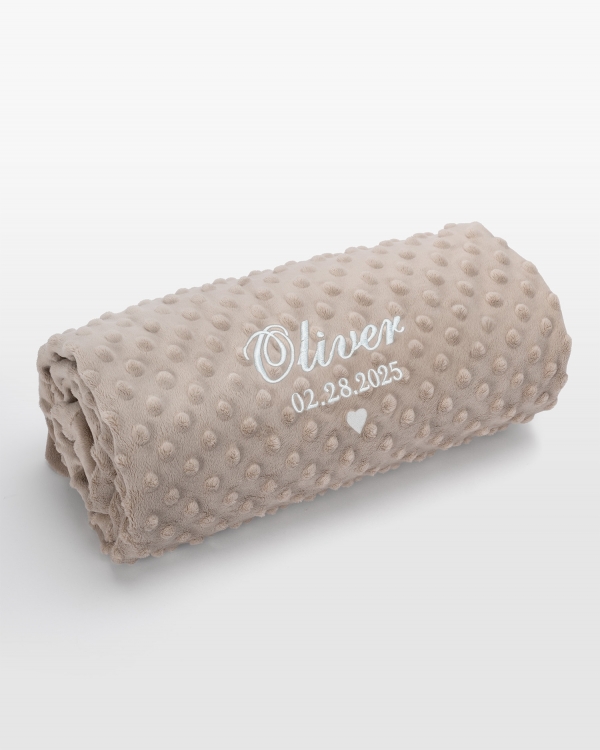 Sandfarvet babytæppe med navn i hvid brodering