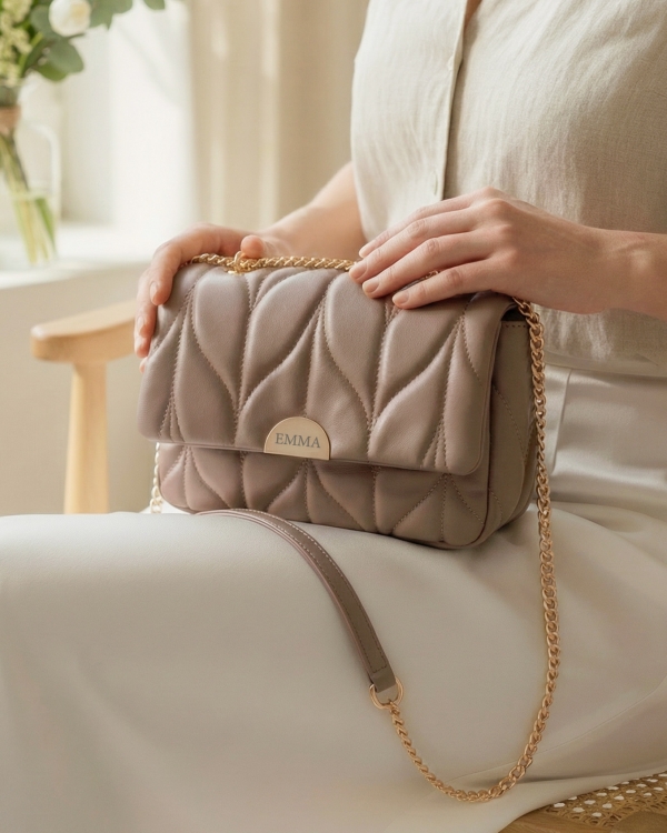 Brun håndtaske med navn