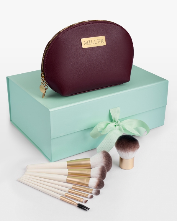 Gavesæt med graveret necessaire og makeupbørster